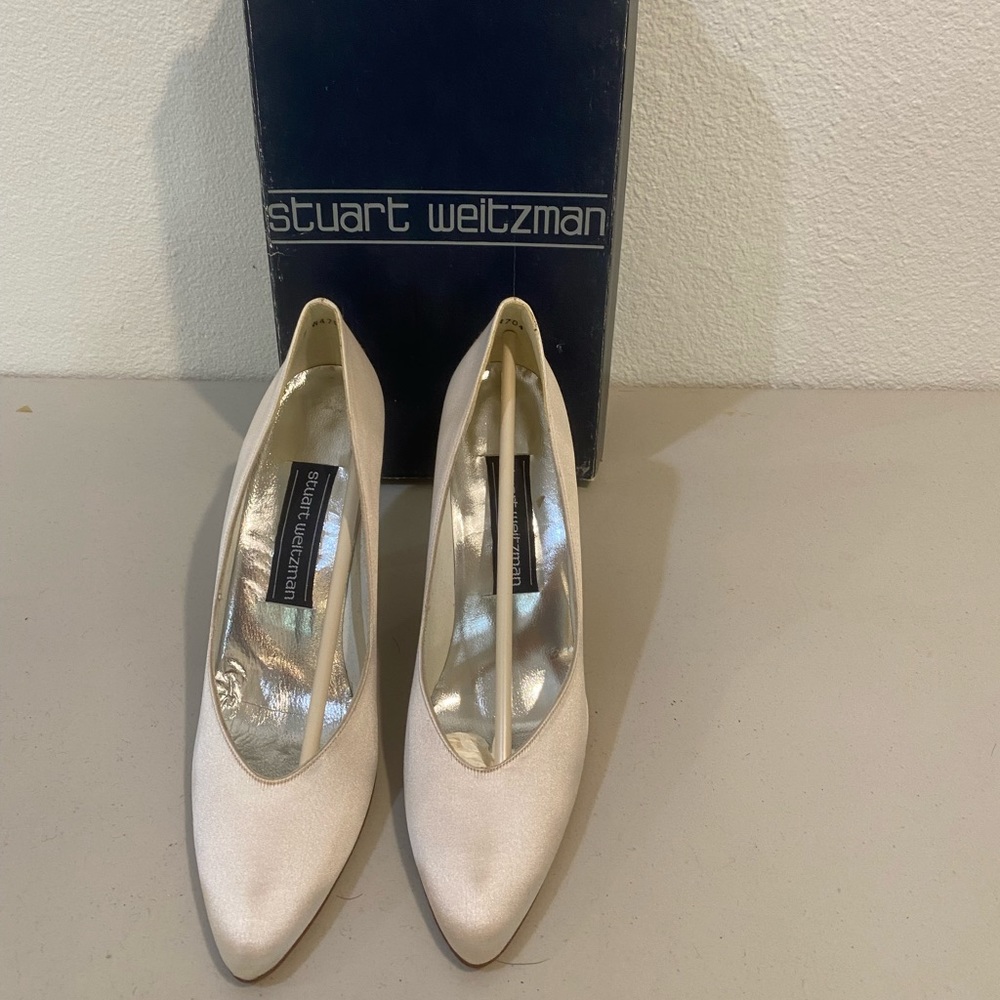 High end Stuart Weitzman second honey design, ivory color